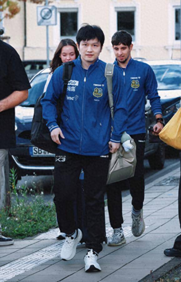 德甲3连胜，樊振东自驾凯迪拉克上班，给Labubu玩偶穿皇马球衣